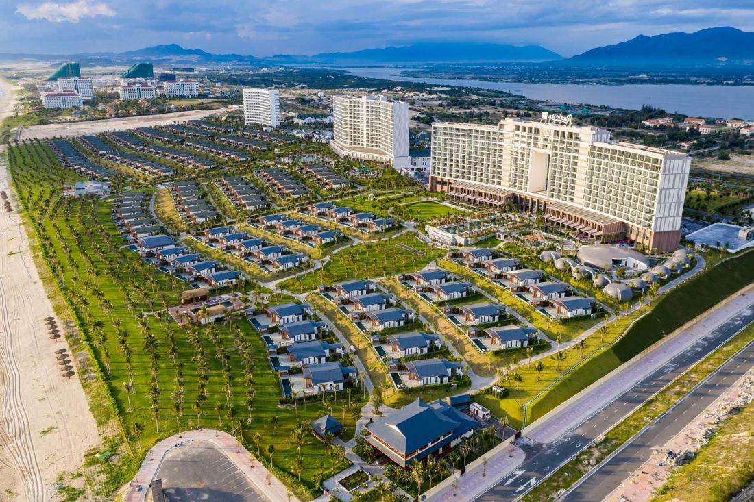 Ocean Luxury Villa By Radisson Blu tọa lạc tại trung tâm Bãi Dài Cam Ranh
