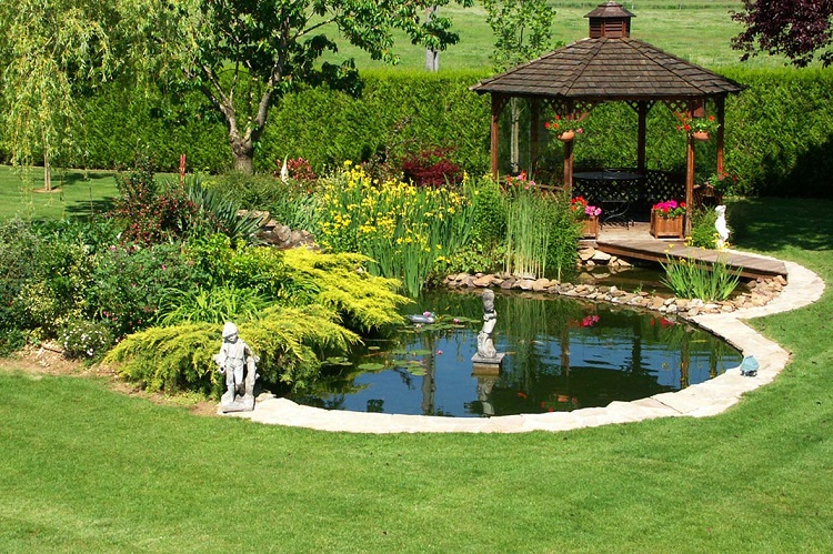 Chú ý tỷ lệ giữa hồ nước không được to hơn sân vườn để đảm bảo tính cân đối