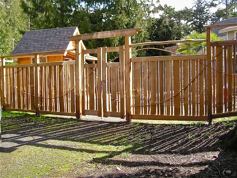 Dùng hàng rào tre, trúc, gỗ giúp lưu thông không khí cho gia chủ tốt hơn