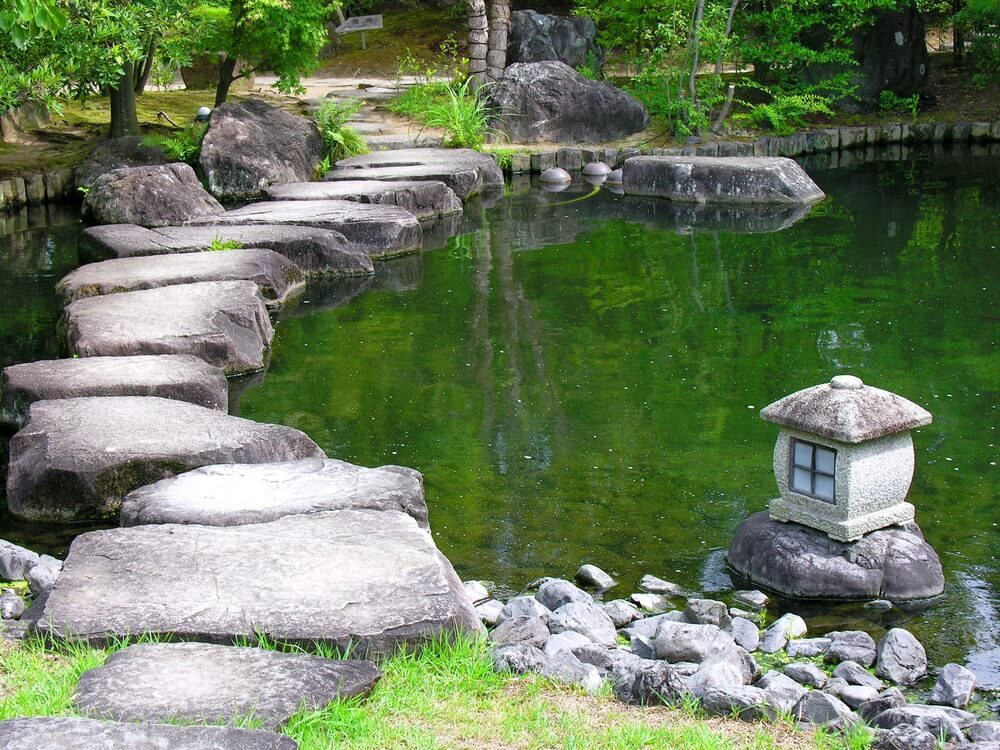 Ưu tiên dùng đá và nước để thiết kế trong sân vườn cho người mệnh Thổ
