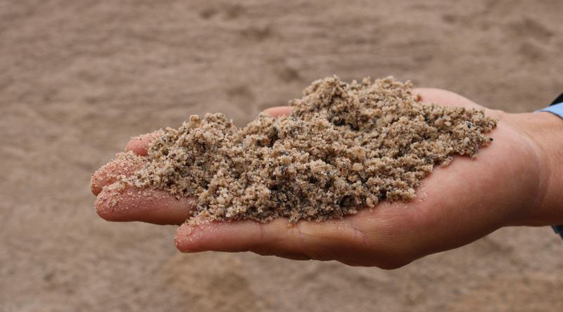 Vật liệu cát chất lượng tốt được xác định bằng cách lấy một nắm cát rồi nắm tay lại
